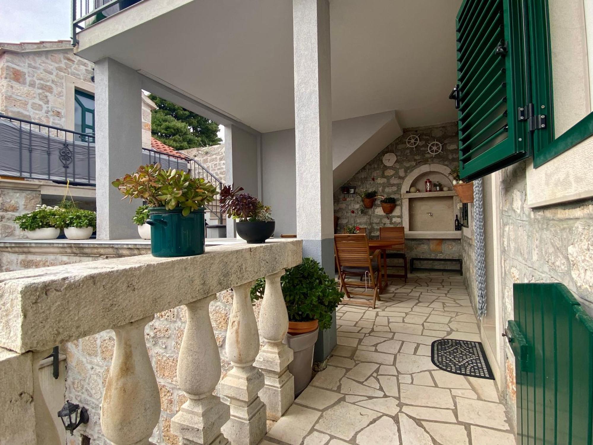 Apartment Simon - Old Stone Charm, Central Bol Life Exterior foto